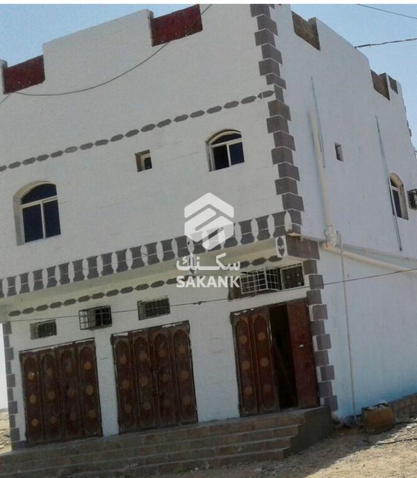 المهرة شحن بجانب المنفذ الحدودي